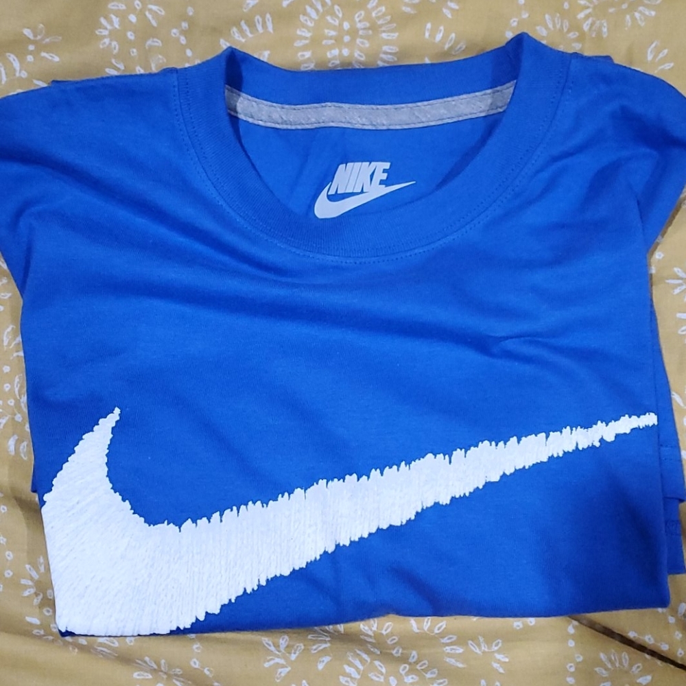 Nike tee shirt nwot